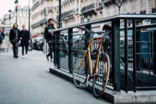 Vélo sur bouche métro à Paris