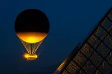 Vasque olympique vue de la Pyramide du Louvre