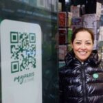 Portrait d'une kiosquaire Paris je t'aime avec QR Code Myparisjetaime